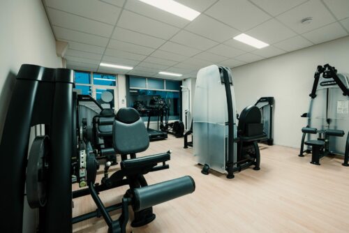Trainingsruimte met fitnessapparatuur - Joeri Zwart